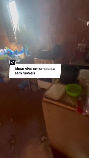 Ele vive isolado em uma casa sem móveis, muito triste 😞