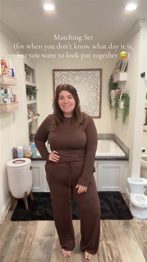 Is it just me, or does everyone lose track of the days between Christmas and New Year’s? 😅 #matchingset #2pieceset #momfashion #postpartumstyle #spotlightfinds