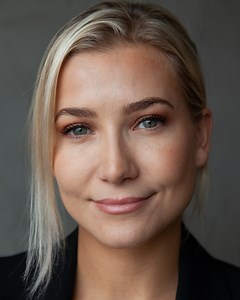 "Examine your past to better understand who you are today" Hedvig Glestad 👏 See my full interview➡️ https://thehumanaspect.com/story/612/hedvig to learn how I started working right after high school, and slowly built up a life for myself despite my struggle to believe I was smart. Watch how I acknowledged the connection to my past and started working on my traumas, to finally start believing in myself again. 🙏💜 I am only one of hundreds of people who have shared in an in-depth video interview