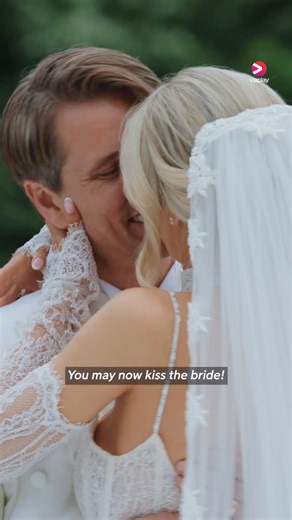 Viaplay Norge on Instagram: "Annette og Jon har ikke spart på noe til sitt eventyrlige bryllup - med hester, uendelige mengder roser og fyrverkeri på et fransk slott i Disney-størrelse! Det er endelig klart for kveldens sesongfinale av "Stjernebryllup"! 🥹💍"