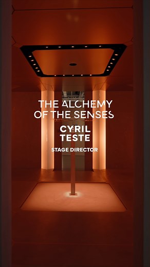 PERFUME, SCULPTURE OF THE INVISIBLE For the Palais de Tokyo exhibition, Francis Kurkdjian, in collaboration with filmmaker Cyril Teste, has conceived The Alchemy of the Senses, an experiential installation centered around the iconic creation Baccarat Rouge 540. It is a true dialogue between the five senses, each embodied by artist friends of the creator: Anne-Sophie Pic, Elias Crespin, David Chalmin, Katia and Marielle Labèque. PARFUM, SCULPTURE DE L’INVISIBLE Pour le Palais de Tokyo, Francis Ku