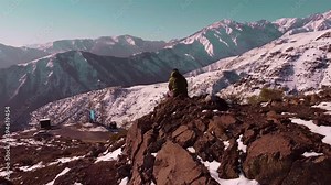Hombre chatea, trabaja, juega online, conectado a celular en montañas nevadas, 5G.