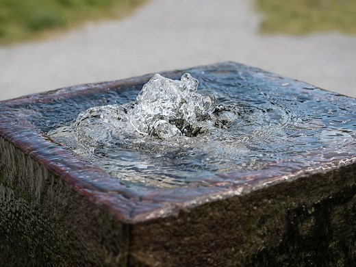 Gartenbrunnen aus Stein selber bauen - 20 moderne Ideen mit Bildern
