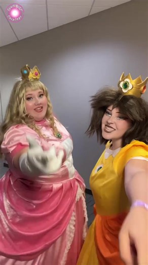 Nintendoprincess Cosplay: Peach and Daisy Together!