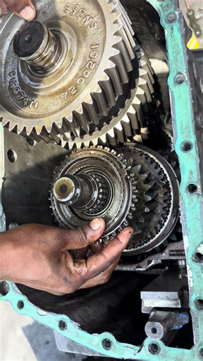 ZF gearbox fitting bs4 🥰❤️🛠️#subscribe bhi karlo bhai please 🥹🥰🥹#shortvideo #mechanic #likee 🥰