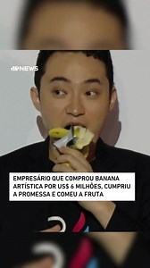 O empresário que comprou a obra de arte que consistia em uma banana pendurada na parede com uma fita adesiva prateada por US$ 6,2 milhões (R$ 34 milhões na cotação atual) cumpriu a promessa e comeu a fruta, nesta sexta-feira (29). Justin Sun organizou um evento para jornalistas e influenciadores, e afirmou: "Está realmente muito boa". O fundador da plataforma de criptomoedas Tron deu um discurso classificando a obra intitulada ‘Comedian’, como "icônica" e comparando-a à arte conceitual e às crip