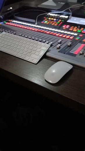 Geche Bata on Instagram: "Hood icon 👽💸🌪"