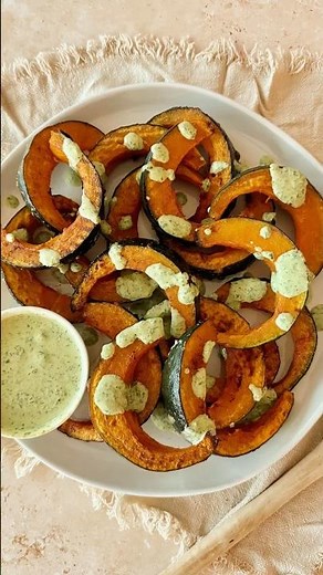 roasted kabocha squash with herby tahini sauce 🌿