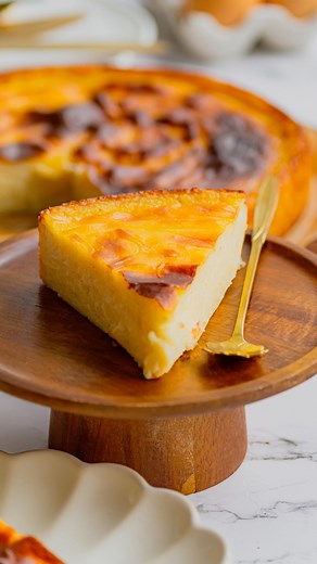 Flan pâtissier sans pâte, facile & inratable 🍮👌 Quand l’onctuosité de la crème rencontre la douceur de la vanille 😍 Voici ma version de flan pâtissier sans pâte, ultra crémeux, préparé en seulement 10 minutes avec 6 ingrédients simples — mais avec un résultat de rêve 💭 🍮 ✅ Pourquoi je l’adore : •Texture fondante à souhait •Parfum délicat de vanille •Rien de trop compliqué : pas de pâte à gérer •Se prépare à l’avance & se déguste frais 📌INGRÉDIENTS 700 ml de lait entier 250 ml de crème liqu