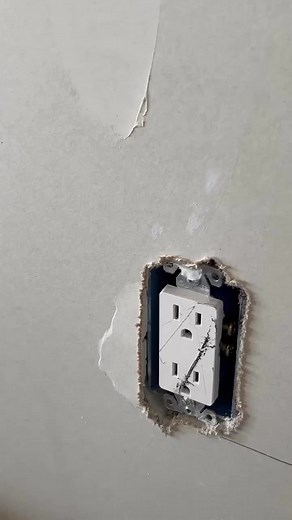 Broken plug 🔌 🏠👍💯#drywallfinisher #drywall #repair #reno #satisfying #fypシ #reels | urumax