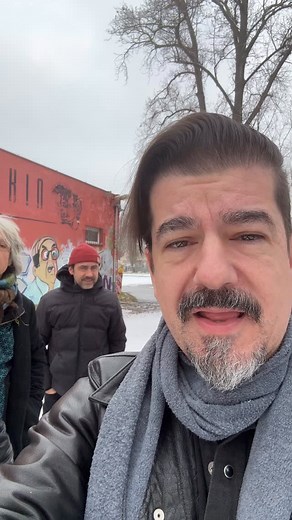 Liebe Ellis Mano Band-Fans in Dresden, leider müssen wir euch schweren Herzens mitteilen, dass der Club Puschkin unser heutiges Konzert kurzfristig abgesagt hat. Wir sind bereits vor Ort gewesen, vollständig angereist und haben alles getan, um die Show wie geplant stattfinden zu lassen. Wir sind unglaublich enttäuscht – vor allem für euch, die sich auf den Abend gefreut haben, Tickets gekauft und Zeit eingeplant haben. Bitte glaubt uns: Wir hätten heute sehr gerne für euch gespielt. Wir arbeiten