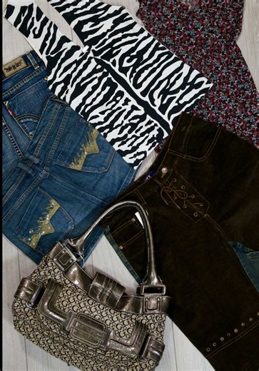 Los 2000 han vuelto, pero esta vez los lleváis a vuestra manera 👀 ¿La clave de un buen look Y2K? Jugar con las combinaciones: un top ajustado con unos vaqueros anchos, una camisa estampada sobre un básico o un bolso que cambie por completo el outfit. No hace falta copiar un look de hace 20 años. Se trata de encontrar esas prendas que encajan con vuestro estilo. Y en Vintage Wave vais a tener mucho donde elegir 🔥 📍C/ Vicente Inglada, 3 (Alicante), detrás del Mercado Central. 👉🏻 Opening 19 de