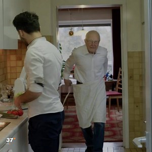 🎄Türchen Nummer 3🚪"Helfen ist die halbe Miete" (2017) Student und Rentner unter einem Dach – einkaufen, mit dem Hund Gassi gehen oder den Älteren auch nur Gesellschaft leisten: Wer sich sozial engagiert, kann günstiger wohnen. 👉🏼 kurz.zdf.de/AMQ1TX/ | 37 Grad