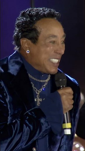 Smokey Robinson - Tears Of A Clown 🎶 Live in Hyde Park 2014 #SmokeyRobinson #TearsOfAClown