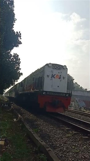 Sinar Mtahari Pagi Yg Brsinar Crah Nan Indah KA.Cmmuter Line Garut Kmbali Mlintas Cpat Mnuju St.Bdg