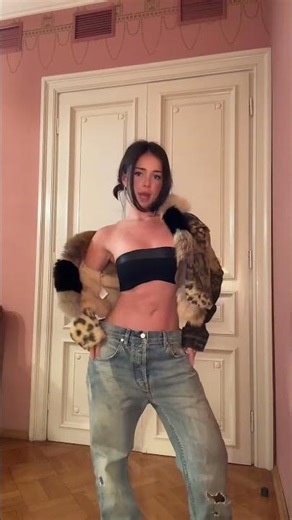 “Hot Fashion Vibes 🔥 | Trendy Outfit & Confidence Walk”
