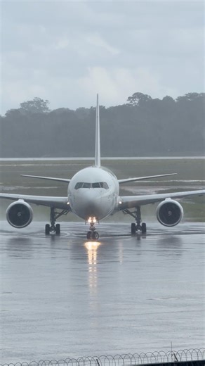 O Boeing quase sumiu na chuva