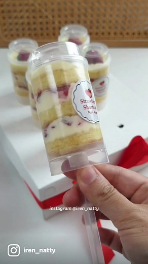 🍓Strawberry Shortcake Push Pops Assalamualaikum. Selamat malam ☺️ Solusi makan cake praktis tanpa belepotan/piring/sendok dll pakai kemasan Push Pop Cake aja Moms. Cara makannya tinggal didorong aja ke atas lalu hap hap habis deh. Kemasannya lucuuuu anak2 suka berasa mainan.😍 Strawberry Shortcake Push Pops By @iren_natty Bahan Cake : Bahan A 2 btr Telur 1/2 sdt Emulsifier 80 gr Gula pasir Bahan B 50 gr Tepung terigu protein sedang/rendah 10 gr Tepung maizena Bahan C 50 gr Butter, lelehkan Whip