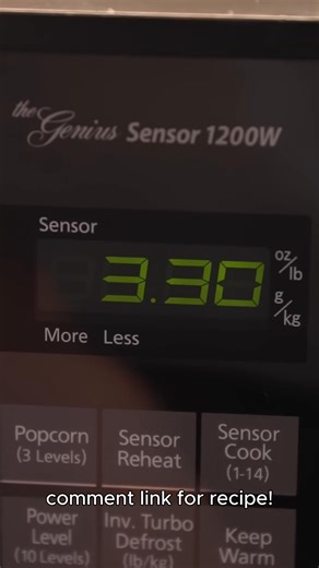 Get this 10-Minute Microwave Banana Pudding Recipe ready easily with creamy pudding, crunchy wafers, sweet bananas and airy whipped cream! | Gemma Stafford