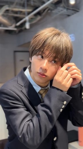 D.D. (ダダ)佐々田和海【メンズ縮毛矯正】 on Instagram: "@morimoto_rikuto 今日好きテグ編ヘアカット💇🏻 @kakeru_suzuki_official もスペシャルゲストで登場！？ ． ． #メンズヘア #メンズカット #メンズサロン #メンズ縮毛矯正 #地毛風縮毛矯正"