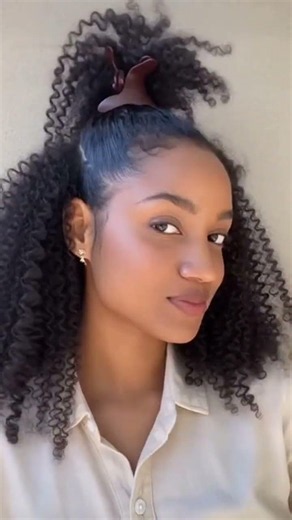 Seu cabelo cacheado vai ficar assim com essa presilha #tendenciacapilar #dicasdecabelo