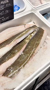 🐟 Treska skrei je druh tresky, ktorý sa vyskytuje v arktických oblastiach Nórska. Je to špeciálny typ tresky, ktorý počas zimy migruje k pobrežiu Nórska, kde sa rozmnožuje. Tento rybí druh je veľmi cenený v gastronómii a jeho sezóna trvá zvyčajne od januára do apríla. 🌊 Zaraďujete tresku skrei do vášho sezónneho menu? 👨‍🍳 | METRO Slovakia