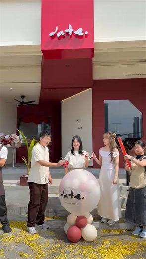 恭喜 Vera 的 Date Cafe 正式开张 🎉 从第一杯开始， 让咖啡成为大家的约会理由 ☕️💛 祝天天满座、生意火红！ #Datecafe | 表弟好煮意