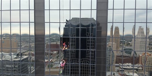 Glass workers help rescue window washer stuck 23 stories high for almost an hour