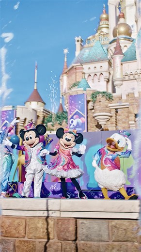 As the 20th Anniversary party music fills the air 🎺, the stage is set for an unforgettable celebration! At the Castle of Magical Dreams, “Disney Friends Live: Party at the Castle” comes alive with electrifying beats and dazzling dance moves 🏰. A star-studded lineup of Disney Friends lights up the stage, blending powerful vocals and high-energy choreography into a spectacular concert experience ✨. The vibrant lights, catchy tunes, and non-stop energy creates a magical atmosphere that gets every