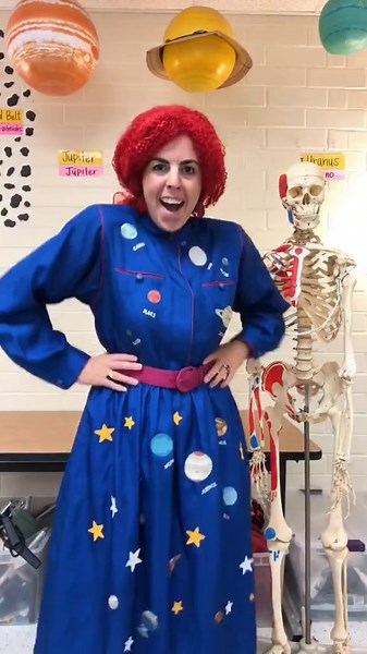 Teacher reveals Magic School Bus Halloween costume