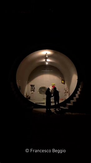 Completed in Prague in 2019 after a decade of work, this remarkable urban acupuncture project has revitalized a stretch of the city’s riverfront, strengthening the relationship between the natural landscape, architecture, and public life. Designed by Brainwork Architects, the intervention focused on the reconstruction and transformation of twenty niches carved into the river embankment wall, which were originally used for ice storage. These former “vaults” have been adapted into cafés, bars, exh