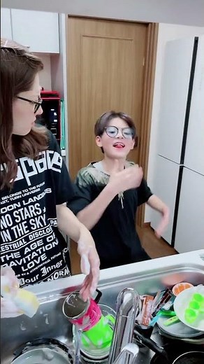 ノリで母のお尻を叩いた息子の末路…TikTokで160万回再生…大流行！RIVER KALDAGAN CHALLENGE #Shorts