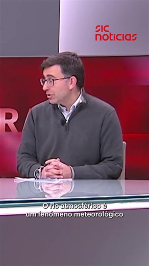 Nuno Moreira, meteorologista do IPMA, explica que Portugal continua sob a influência de um rio atmosférico, que está a provocar longos períodos de chuva, sobretudo nas regiões Norte e Centro do país. Saiba mais em: https://bit.ly/4trldVw #Meteorologia #temporal #cheias #chuva #pais #portugal #news #sicnoticias | SIC Notícias
