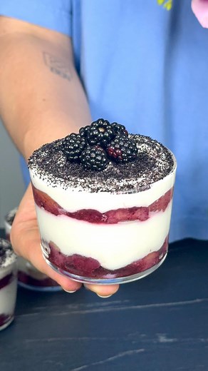 👉 Tiramisù alle more al bicchiere 🤤 Fresco, fruttato e super cremoso: il tiramisù alle more di @simone.meli è una variante estiva del classico dolce italiano 🤤 Quanti di voi lo replicheranno? 👇 La ricetta qui sotto👇 🧑‍🍳 INGREDIENTI (per 4 bicchieri) Per la crema al mascarpone bianca: ✅ 250 g di mascarpone ✅ 20 g di zucchero a velo ✅ 2 albumi ✅ 50 g di zucchero semolato Per la bagna: ✅ 150 g more ✅ 60 g acqua ✅ Circa 8 savoiardi 🍴PROCEDIMENTO: ✳️ Cominciare dalla crema mescolando il masca