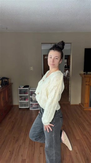 THE SWEATER & JEANS #foryoupage #outfitinspo #ootd #outfitideas #tiktokmademebuyit