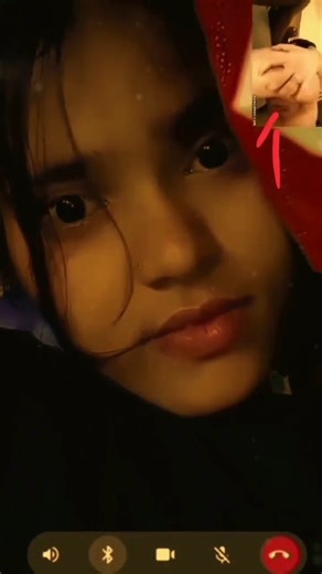 @chameleon.5047585 on Instagram: "Check link in Bio 💀 日本利用压电瓷砖将脚步转化为电能。这些瓷砖捕捉来自你脚步的动能。当你行走时，你的重量和动作会对瓷砖产生压力。瓷砖会轻微弯曲，从而产生机械应力。瓷砖内部的压电材料将这种应力转化为电能。每一步都会产生少量电荷，而数百万步结合在一起就能产生足够的电力来驱动 LED 灯、数字显示屏和传感器。在像涩谷车站这样繁忙的地方，每天大约有 240 万个脚步为这一系统作出贡献。这些电能可以被储存或立即使用，从而减少对传统电力来源的依赖，并支持可持续的城市基础设施。这种方法将日常运动转化为实用的可再生能源 #日本 #知识 #事实 你知道吗 推荐 科技 创新 历..."