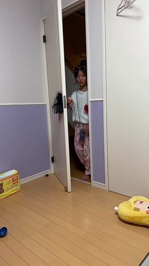 ダイソーの事を100円均一の『均一』の部分をとって『均一』と呼んでいて『均一』に行くぞと誘われ、途中ファミマによってアイスを買わされるのかなと思ったらおごってくれて『均一』についたが何も買わずに店を出る南の島に行きそうな娘。#家族になろうよ #均一#ダイソー
