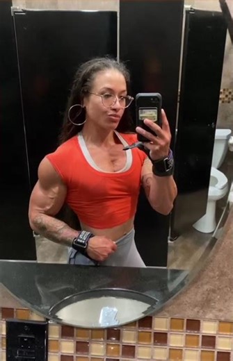 Mind-Blowing Vascularity: Incredible Female Muscle Flex!