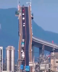 こちらの「クレイジー」な橋は、信じられないほど急な傾斜を誇ることで有名で、ネット上には 世界中からたくさんの驚きの声が寄せられています！ですが、実際3.5度ほどの勾配で、それほど急ではありません。こちらのバイラル動画は、単なる目の錯覚です！ ビレッジハウス境港第三に住めば、こちらの「怖い」橋まで徒歩で行く事ができますよ！詳しくはこちら： https://bit.ly/34S349E 🇬🇧 EN 🇬🇧 This "crazy" bridge has achieved viral Internet fame worldwide for its unbelievably steep incline! In reality, it's not so bad, with just a 3.5-degree slope. The viral videos are just an optical illusion! You can live within walking distance from this "scary" bridge at Village House Sakai Min