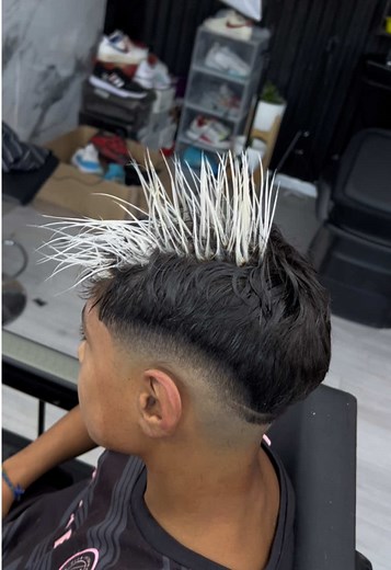 Mechas Platinadas para Hombre en Barbería