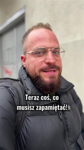 Przeczytaj ⤵️ W relacjach nie chodzi o deklaracje. Chodzi o to, czy ktoś naprawdę dba o to, żeby Cię nie stracić. Bo gdy komuś zależy - widać to w zachowaniu, nie w słowach. Problem zaczyna się wtedy, gdy my sami nie widzimy własnej wartości. Wtedy akceptujemy półśrodki, tłumaczymy kogoś, kto nas rani, i mylimy „bliskość” z emocjonalnym chaosem, który znamy z domu. Jeśli chcesz przestać zatracać siebie w relacjach i naprawdę rozumieć, kiedy ktoś Cię wybiera, a kiedy tylko trzyma przy sobie - to 