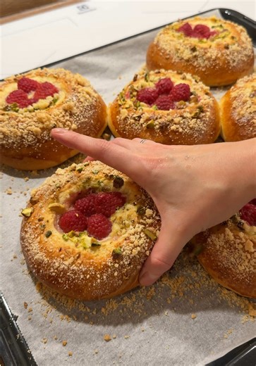 Raspberry & pistachio buns with yogurt-honey filling 🤤 These buns are unbelievably soft (even the next day), with a filling that’s light and fresh. So good! Dough ingredients: Warm milk – 200 ml Egg – 1 pc Butter – 75 g Flour – 400–425 g Sugar – 110 g Vanilla bean – 1 pc Salt – 1 tsp Instant dry yeast – 7 g Egg yolk a little milk (for brushing) Filling: Greek yogurt – ½ cup Egg – 1 pc Honey – 1 tbsp Raspberries – 50–70 g (to taste) Streusel topping: Flour – 22 g Sugar – 20 g Cold butter – 10 g 