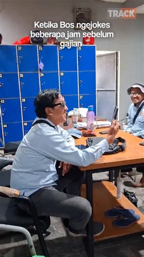 PT. TRACK | Kontraktor | Arsitek | Design Interior on Instagram: "Daripada kenapa napa, Mending ikut (Pura - Pura) ketawa aja deh wkwkwk🤣🤣 Bos kamu biasanya gini juga ngga? Komen dong 🤩 TRACK "Build Your Dream" Informasi Lebih Lanjut Hubungi : 📞085117628634 #sobattrack #bangunanrumahmewah #kontraktor #komedi"