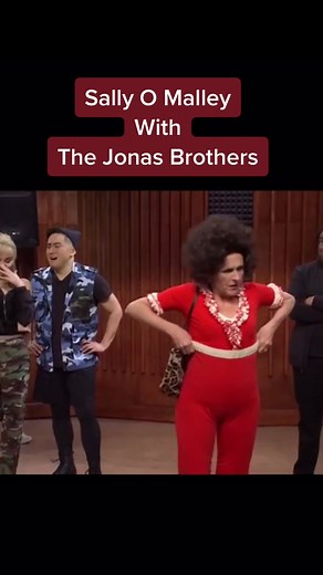 I kind of felt that kick, stretch….😆 #snl #sallyomalley #funny#redjumpsuit #jonasbrothers #mollyshannon #kick#stretch #comedy #dance #dirtydancing #nbcsnl @nbcsnl #kickstretchkick