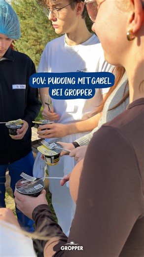 Unsere Azubis haben den Trend nicht nur mitgemacht – sie haben ihn zelebriert. 🍮😎 Gabel statt Löffel? Kein Problem. Hauptsache Gropper-Pudding! Hast du unseren Pudding auch schon mit einer Gabel gegessen? | Molkerei Gropper GmbH & Co. KG