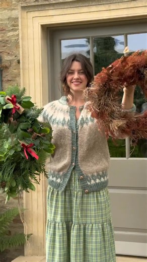 I’m hoping the postman is going to open up one of these scrolls and have a good read about the plants! 😂 I think they look really pretty too, and you can write whatever you like, maybe little loving messages for your family to open after the Christmas period! 🌲 Or intentions you’d like to set for yourself! But this year, I made my wreath with the lovely girls @cotswoldco and we decided to make a wreath to celebrate the ancient folklore of the plants we gathered! ✨ Christmas wreaths came around