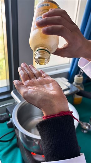 Have you ever heard of Nasya Karma? 👃✨ It’s one of the five Panchakarma therapies in Ayurveda — a gentle yet powerful detox procedure.🌿💕 The procedure begins with a mild facial massage and steam to open up the channels. Then, medicated oil or ghee (taila or ghrita) is administered into the nostrils in a precise amount. The patient is asked to inhale gently and then spit out the excess, followed by gentle massage on the forehead, cheeks, and neck. Benefits:🌿 ✔️ Clears sinus congestion ✔️ Impr