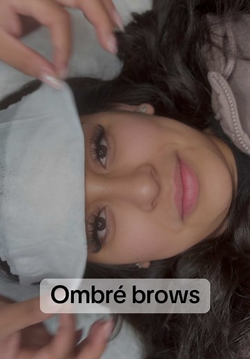 Ombré brow is a semi-permanent technique for enhancing the appearance, shape, and fullness of the eyebrows. Ombré brow, also known as