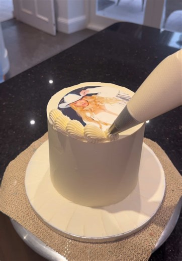 Decorating a Beyoncé Cake for Every Fan