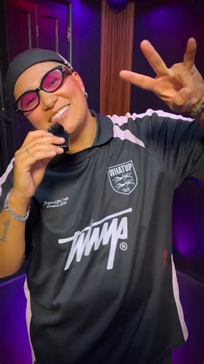 Las Gansas on Instagram: "En el capítulo pasado de @lasgansasytodo pudimos conocer un poco más de esta tremenda artista @unatipicafrancisca , arriba las lesbianas ✊🏼❤️ Capítulo completo en nuestro canal de YouTube / LasGansas , aprovechen de suscribirse 😘"